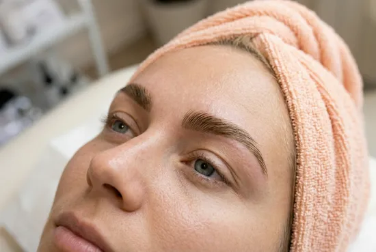 Brow-lift, teinture & restructuration